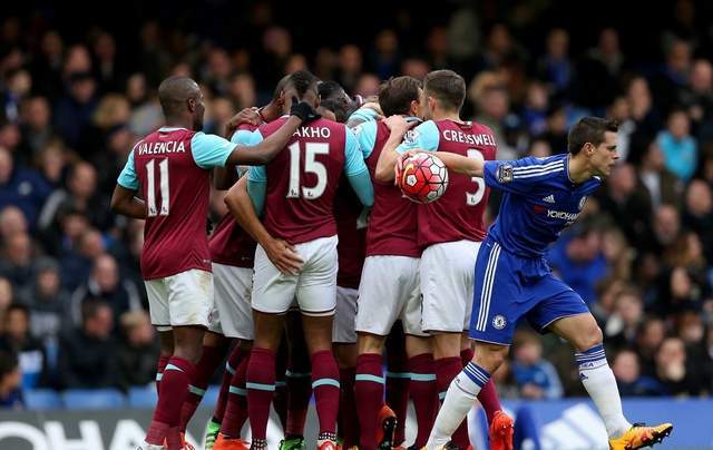 拿来吧你！柏林赫塔球员一把抢过对手教练给球员的战术小纸条